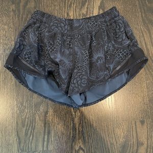lululemon hotty hot short 2.5”
